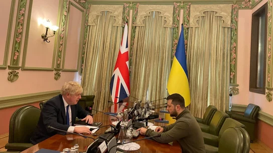 Boris Johnson hace una visita sorpresa a Zelenski para mostrarle su apoyo financiero y militar Boris Johnson hace una visita sorpresa a Zelenski para mostrarle su apoyo financiero y militar