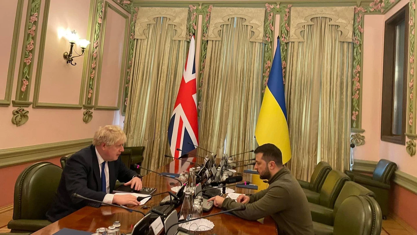 Boris Johnson hace una visita sorpresa a Zelenski para mostrarle su apoyo financiero y militar Boris Johnson hace una visita sorpresa a Zelenski para mostrarle su apoyo financiero y militar