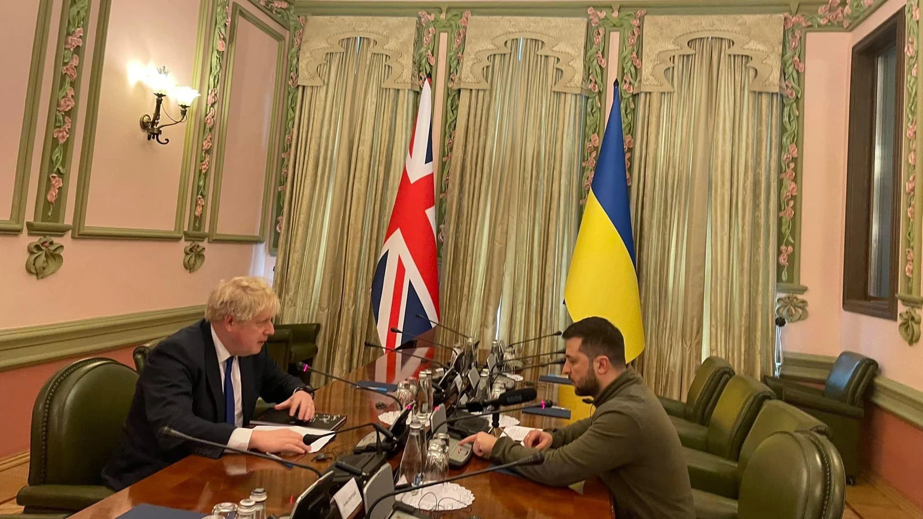Boris Johnson hace una visita sorpresa a Zelenski para mostrarle su apoyo financiero y militar