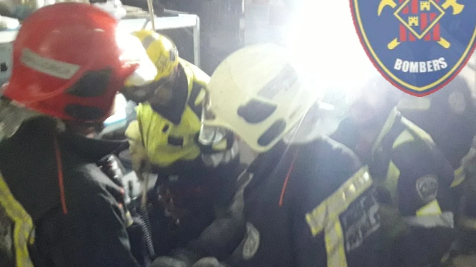 Los bomberos de Mallorca evacúan a los heridos en el derrumbe de la planta baja de un hotel