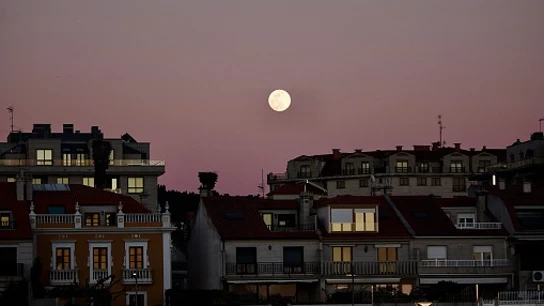 El precio de la luz da un respiro este domingo: caerá un 34% El precio de la luz da un respiro este domingo: caerá un 34%