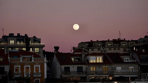 El precio de la luz da un respiro este domingo: caerá un 34%