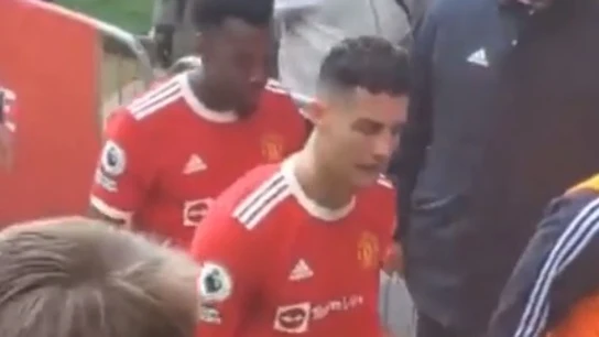 Cristiano Ronaldo, investigado por reventar el móvil de un fan: el Manchester United podría sancionarle Cristiano Ronaldo, investigado por reventar el móvil de un fan: el Manchester United podría sancionarle
