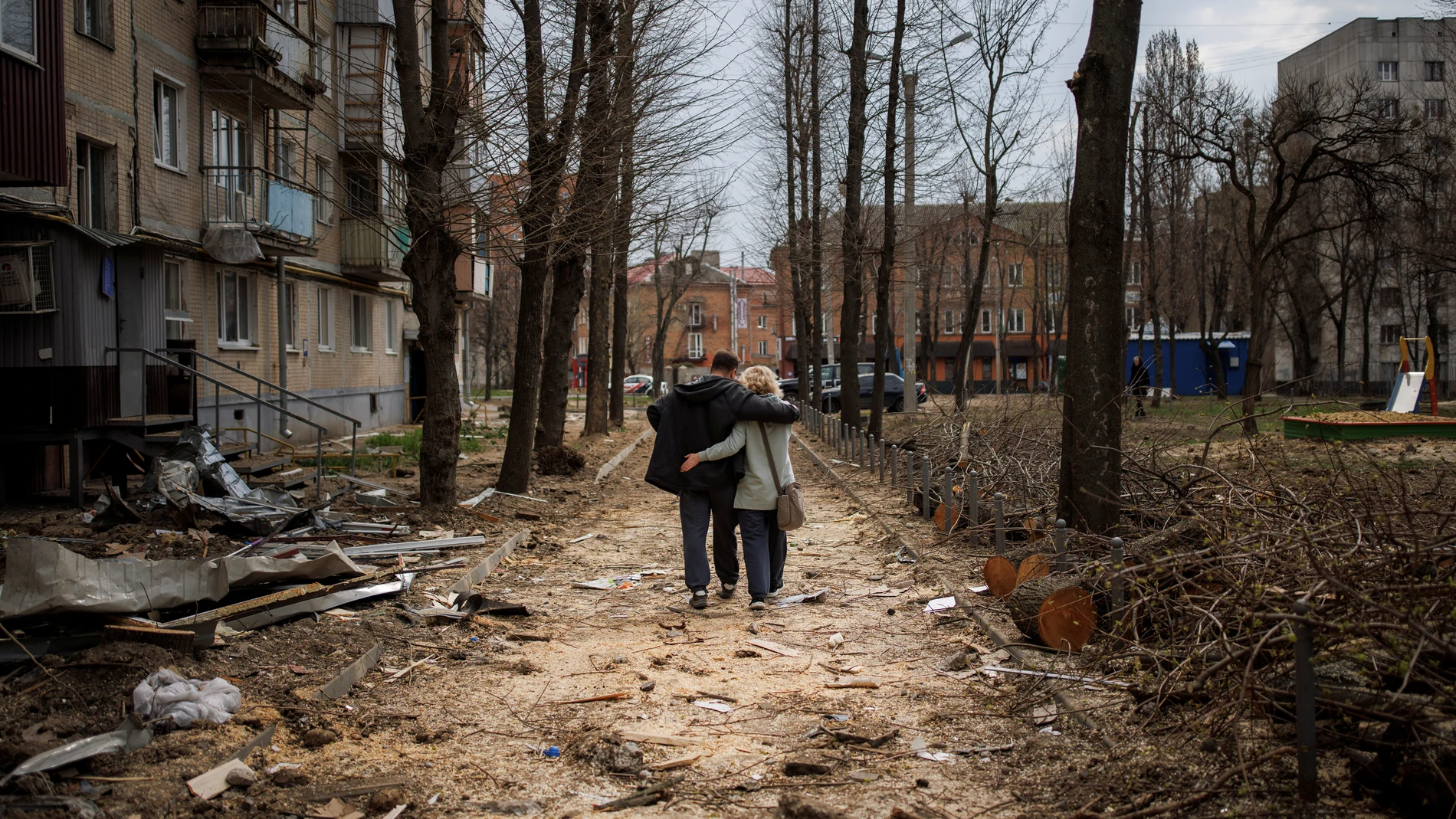 Una pareja pasea entre los escombros de la ciudad de Járkov tras el paso de las tropas rusas