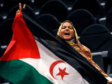 Imagen de archivo de una mujer con una bandera saharaui