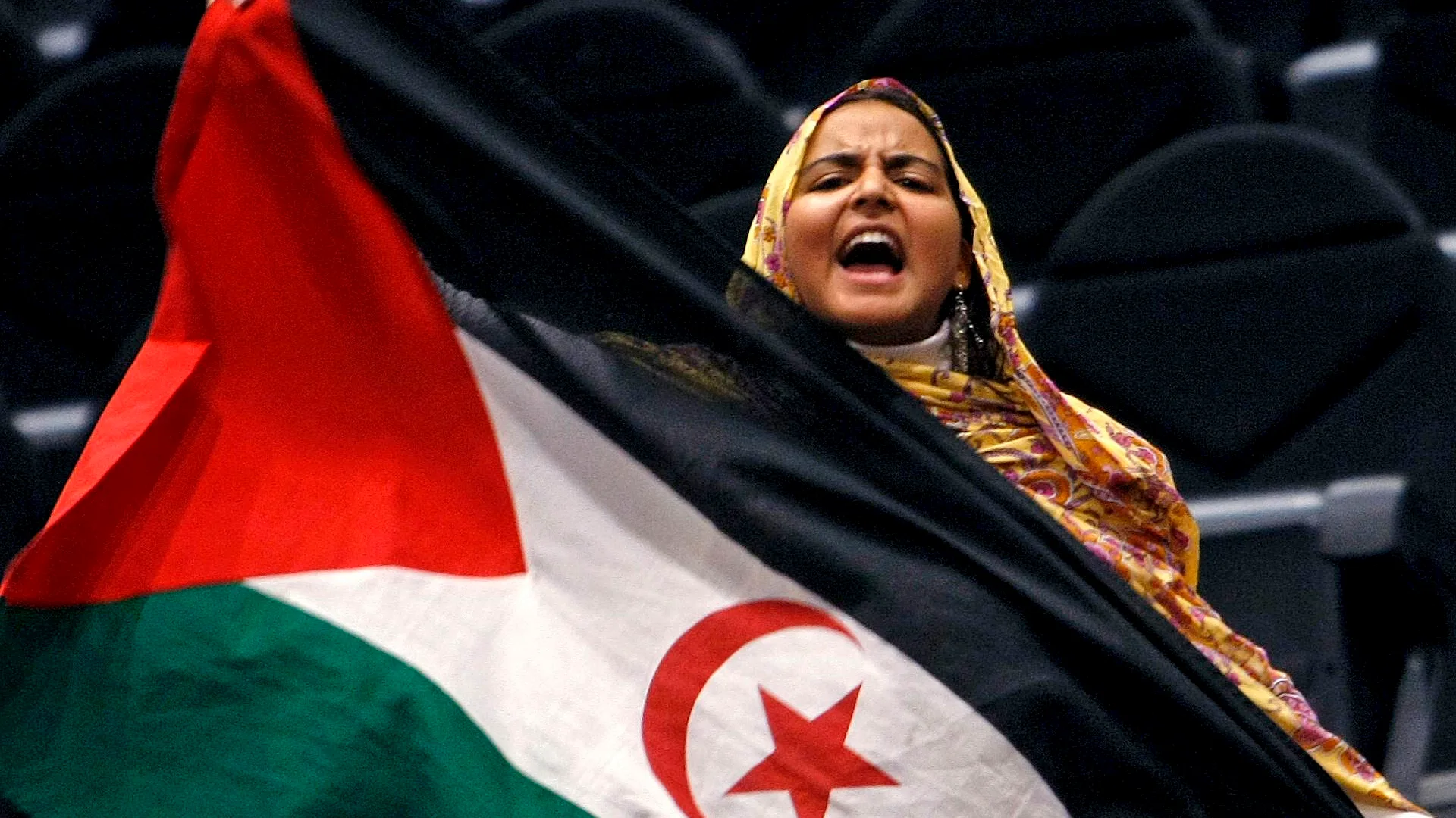 Imagen de archivo de una mujer con una bandera saharaui