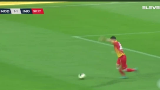 El impresionante golazo del portero del Modena en el último minuto El impresionante golazo del portero del Modena en el último minuto