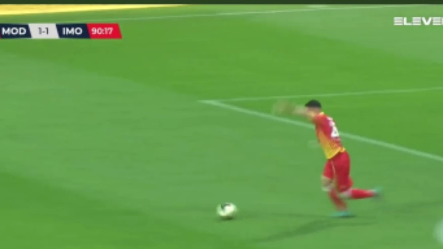 El impresionante golazo del portero del Modena en el último minuto El impresionante golazo del portero del Modena en el último minuto