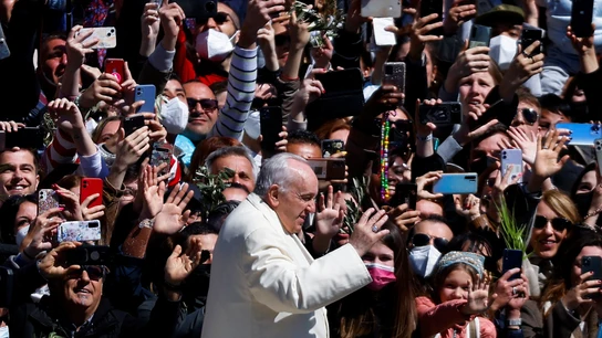 El papa Francisco, rodeado por una multitud en la plaza de San Pedro en el Vaticano El papa Francisco, rodeado por una multitud en la plaza de San Pedro en el Vaticano