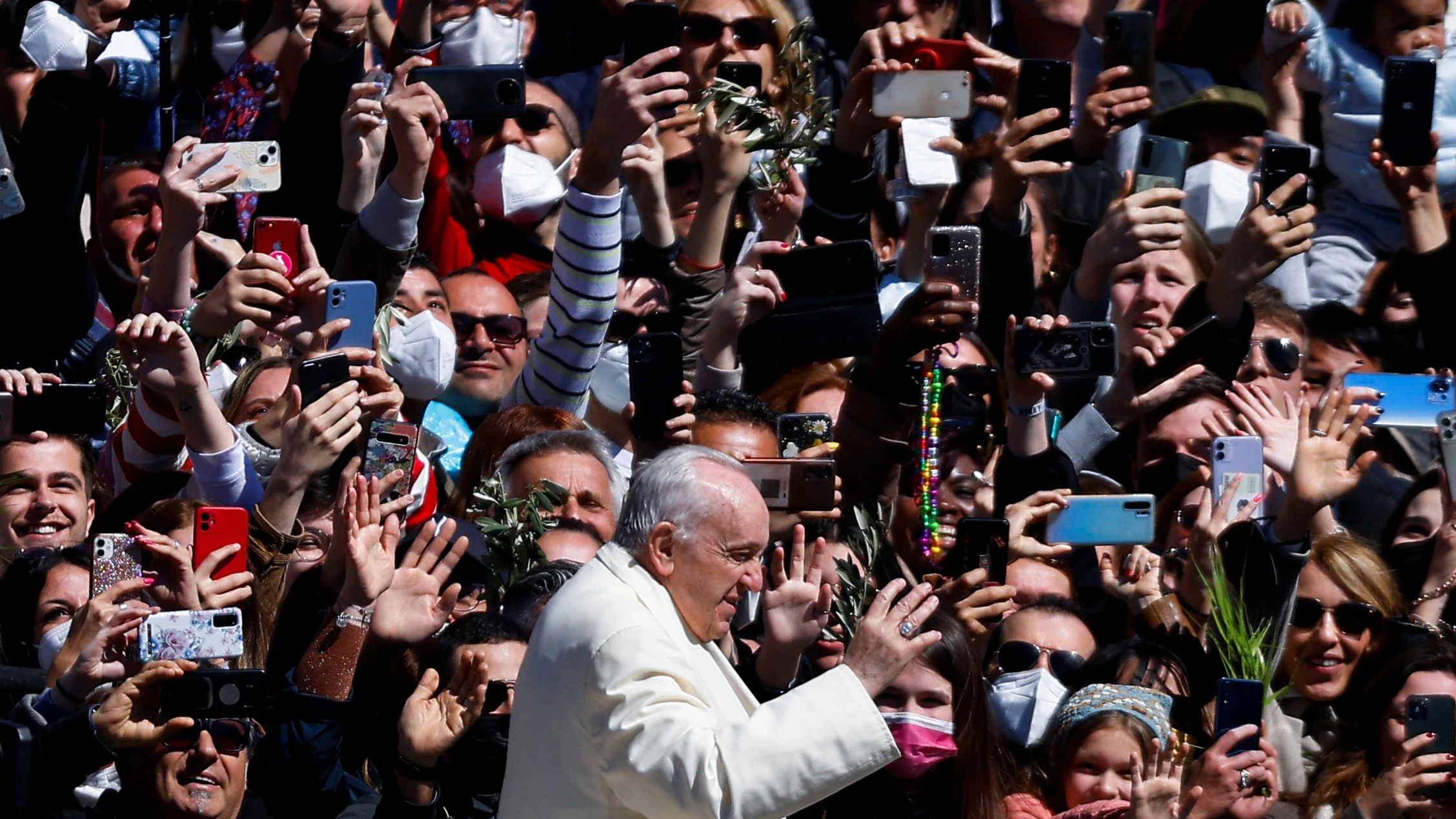 El papa Francisco, rodeado por una multitud en la plaza de San Pedro en el Vaticano