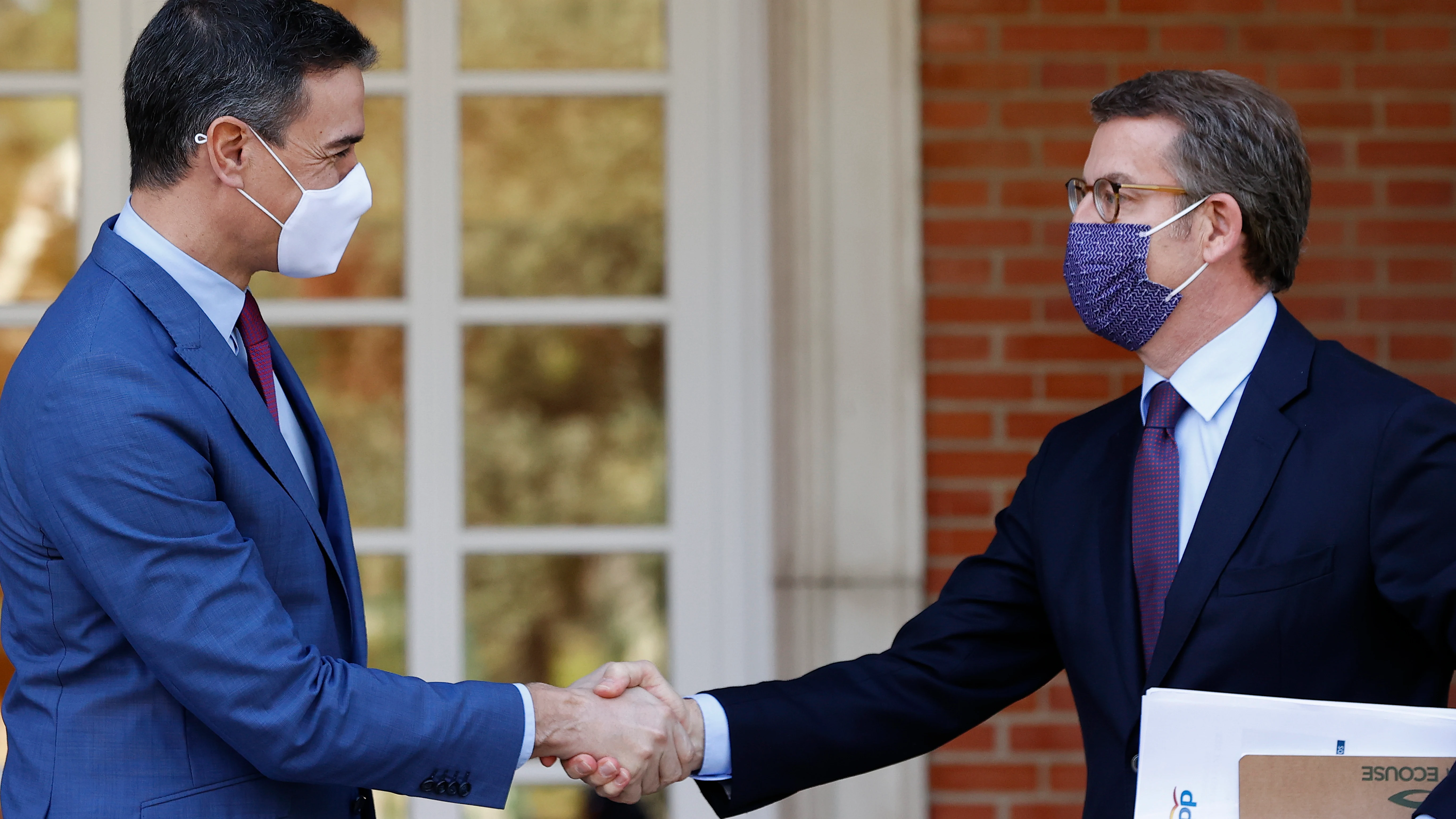 Pedro Sánchez y Alberto Núñez Feijóo se saludan en el Palacio de la Moncloa