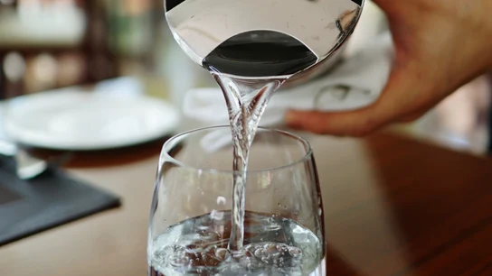 Sirven un vaso de agua en un bar Sirven un vaso de agua en un bar