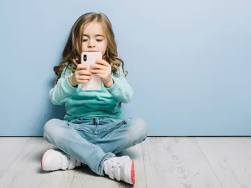 Niña con móvil Niña con móvil