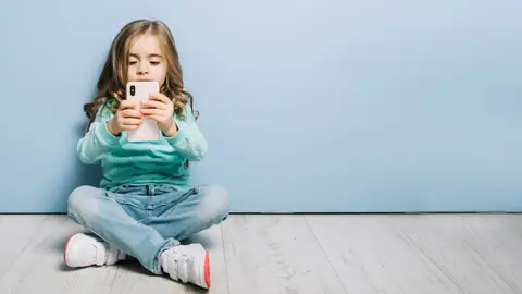 Niña con móvil Niña con móvil