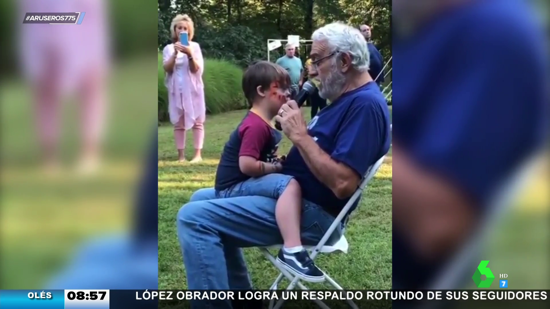 El vídeo viral de un abuelo cantando a su nieto que ha conmovido a los  colaboradores de Aruser@s