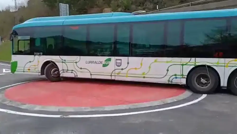 La rotonda 'pisable' del municipio de Arrasate La rotonda 'pisable' del municipio de Arrasate