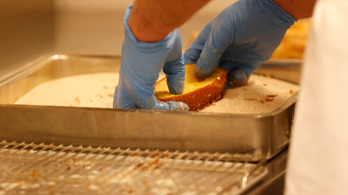 Preparaci&oacute;n de torrijas en la pasteler&iacute;a La Mallorquina en Madrid este jueves. Las torrijas son el producto estrella en la Semana Santa.