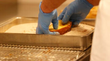 Preparación de torrijas en la pastelería La Mallorquina en Madrid este jueves. Las torrijas son el producto estrella en la Semana Santa.