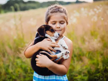 Niña con cachorro de perro Niña con cachorro de perro