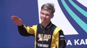 Un piloto ruso hace el saludo nazi en el podio del campeonato europeo de karts