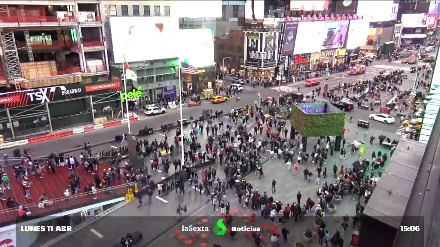 Pánico en Times Square por una explosión en el sistema de alcantarillado Pánico en Times Square por una explosión en el sistema de alcantarillado