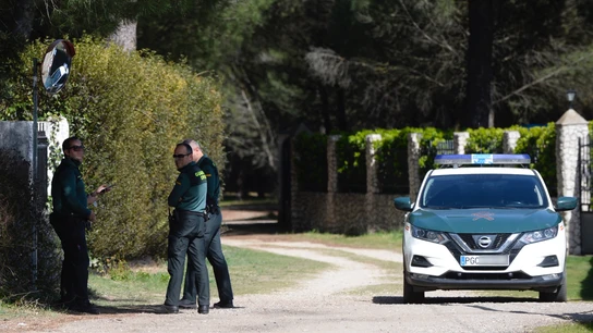 Agentes de la Guardia Civil a las puertas de la casa de Óscar Agentes de la Guardia Civil a las puertas de la casa de Óscar