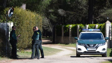 Agentes de la Guardia Civil a las puertas de la casa de Óscar