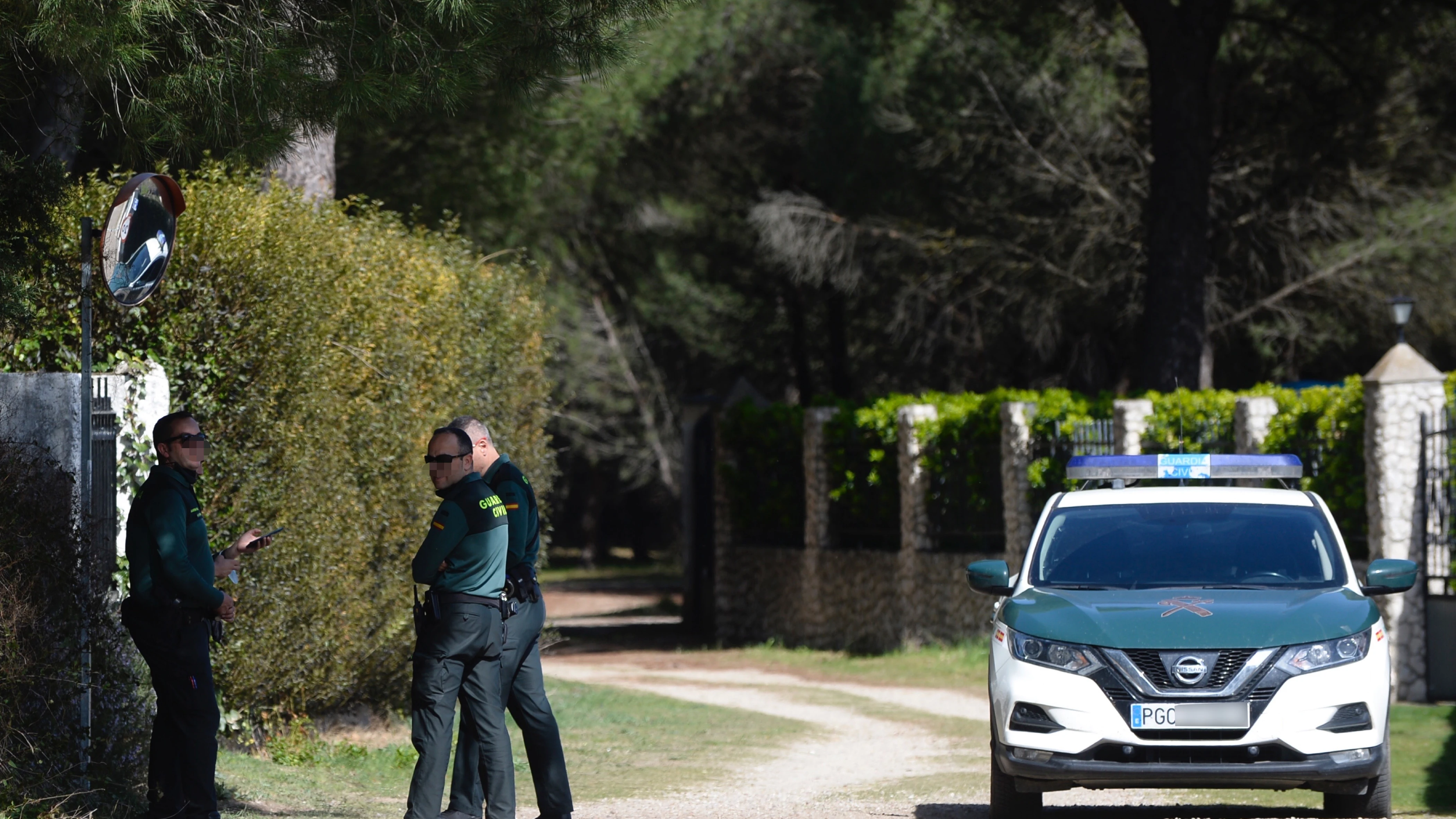 Agentes de la Guardia Civil a las puertas de la casa de Óscar