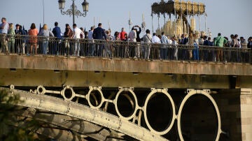 El palio de la Virgen de La Estrella entrando en el Puente de Triana este Domingo de Ramos en Sevilla