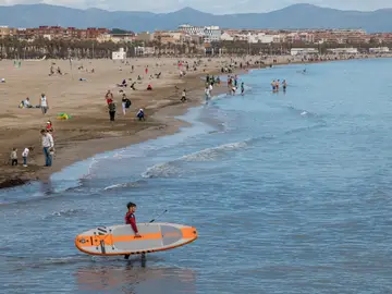 Varias personas disfrutan en la playa de la Malvarrosa de Valencia
