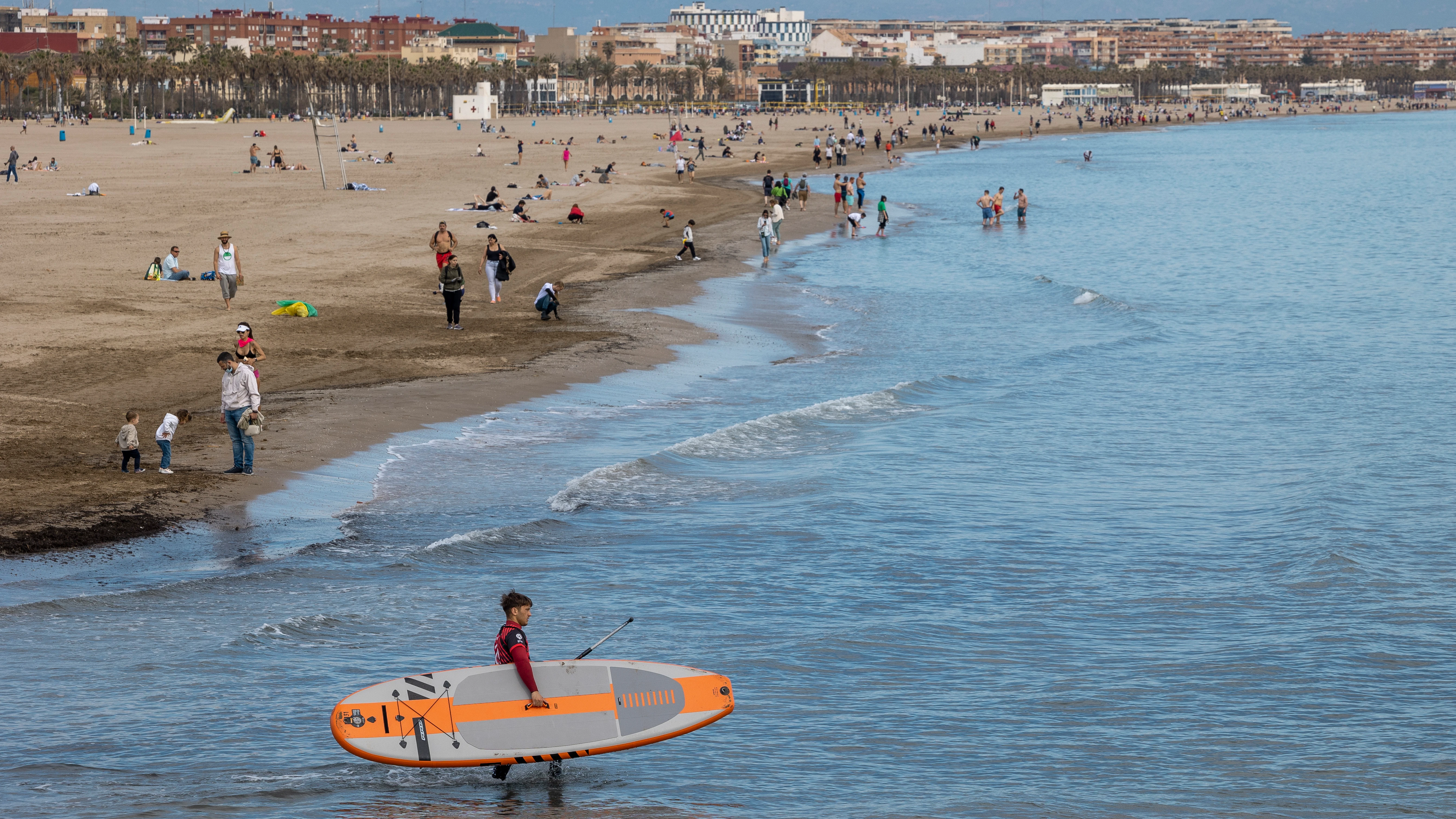 Varias personas disfrutan en la playa de la Malvarrosa de Valencia