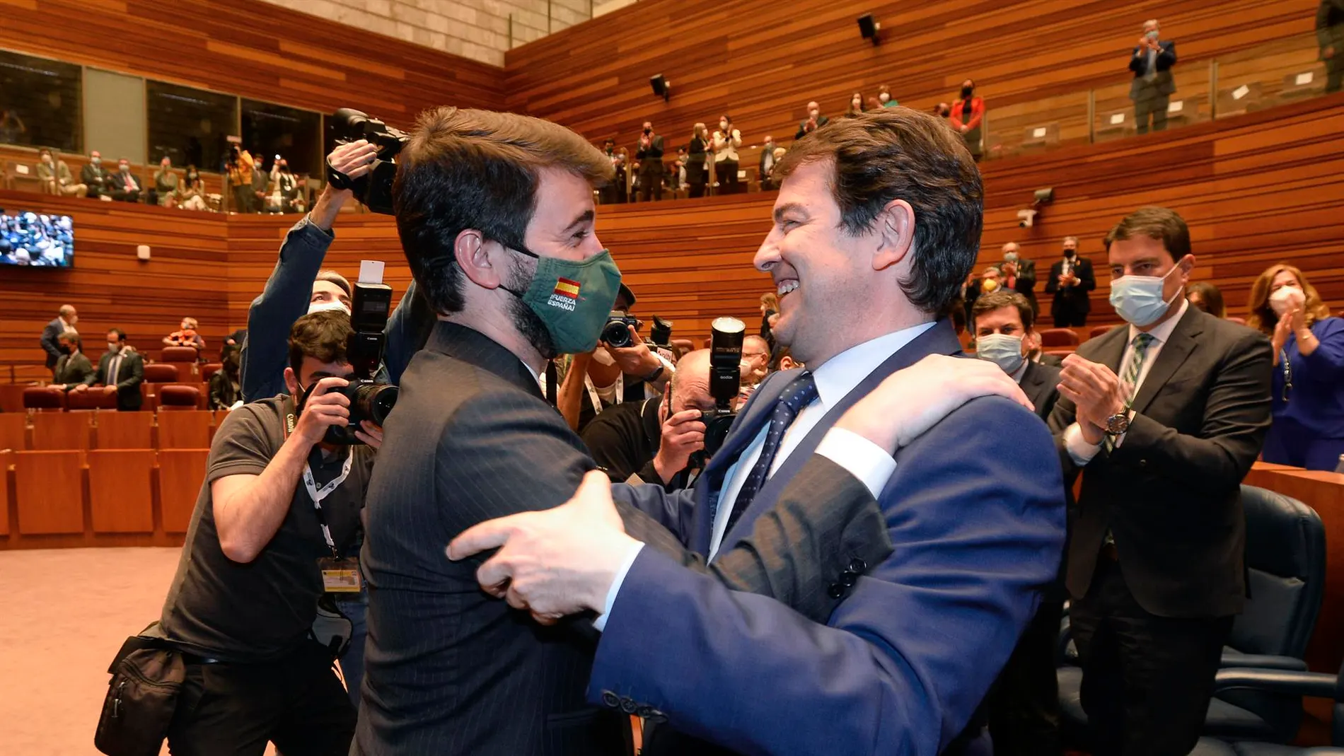 Alfonso Fernández Mañueco, abraza al que será su vicepresidente, Juan García-Gallardo