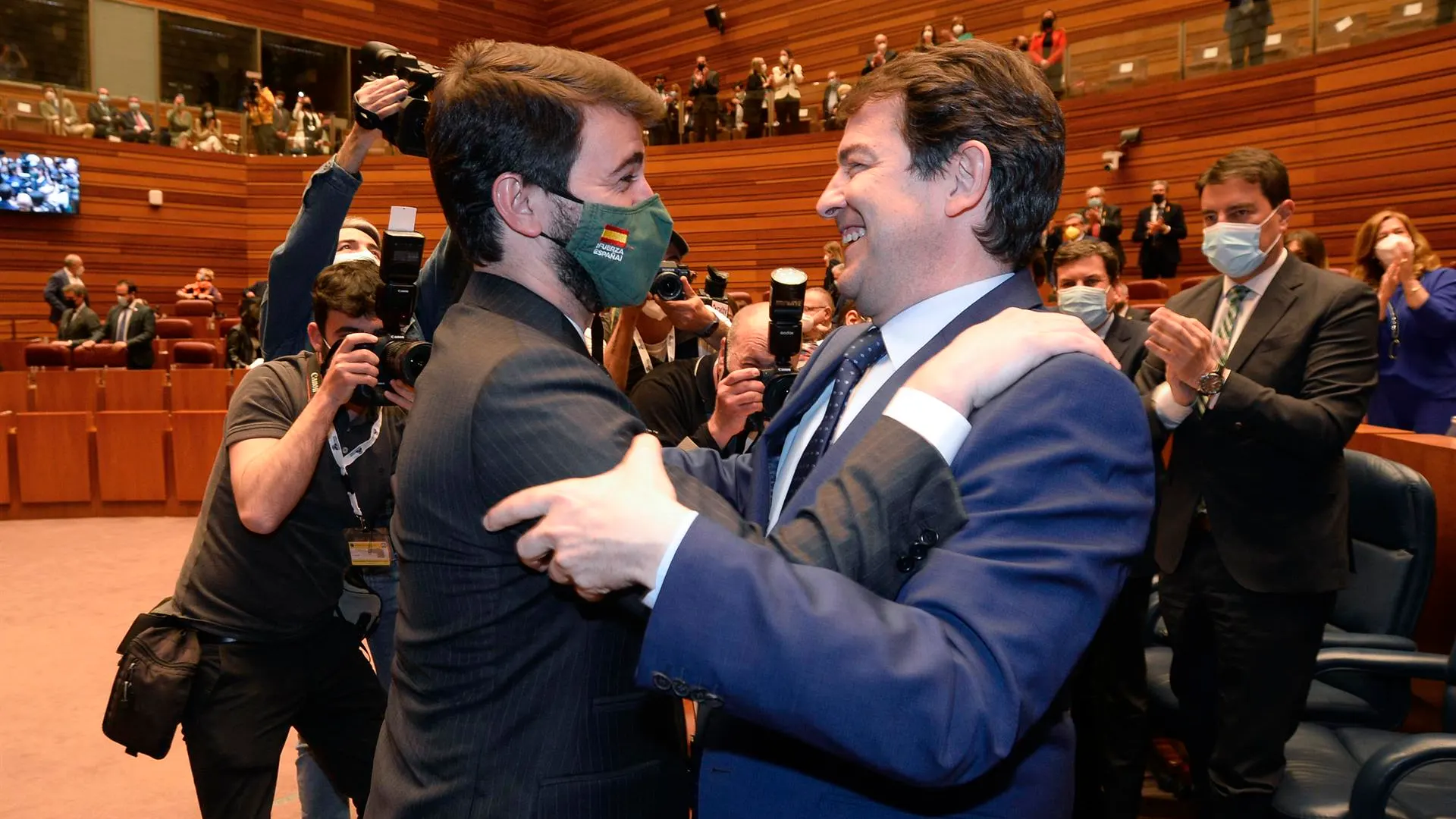 Alfonso Fernández Mañueco, abraza al que será su vicepresidente, Juan García-Gallardo Alfonso Fernández Mañueco y Juan García-Gallardo | Foto: EFE/Nacho Gallego