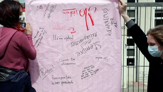 Los compañeros de instituto de Erika, la niña de 14 años asesinada el pasado martes en su edificio de Oviedo, en una gran cadena humana en torno al centro educativo para recordarla y rendirle homenaje. Los compañeros de instituto de Erika, la niña de 14 años asesinada el pasado martes en su edificio de Oviedo, en una gran cadena humana en torno al centro educativo para recordarla y rendirle homenaje.