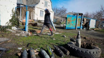 Un niño camina junto a bombas rusas sin estallar en la ciudad ucraniana de Adriyivka, cerca de Kiev.