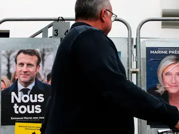 Carteles electorales en Francia de Macron y Le Pen
