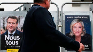 Carteles electorales en Francia de Macron y Le Pen