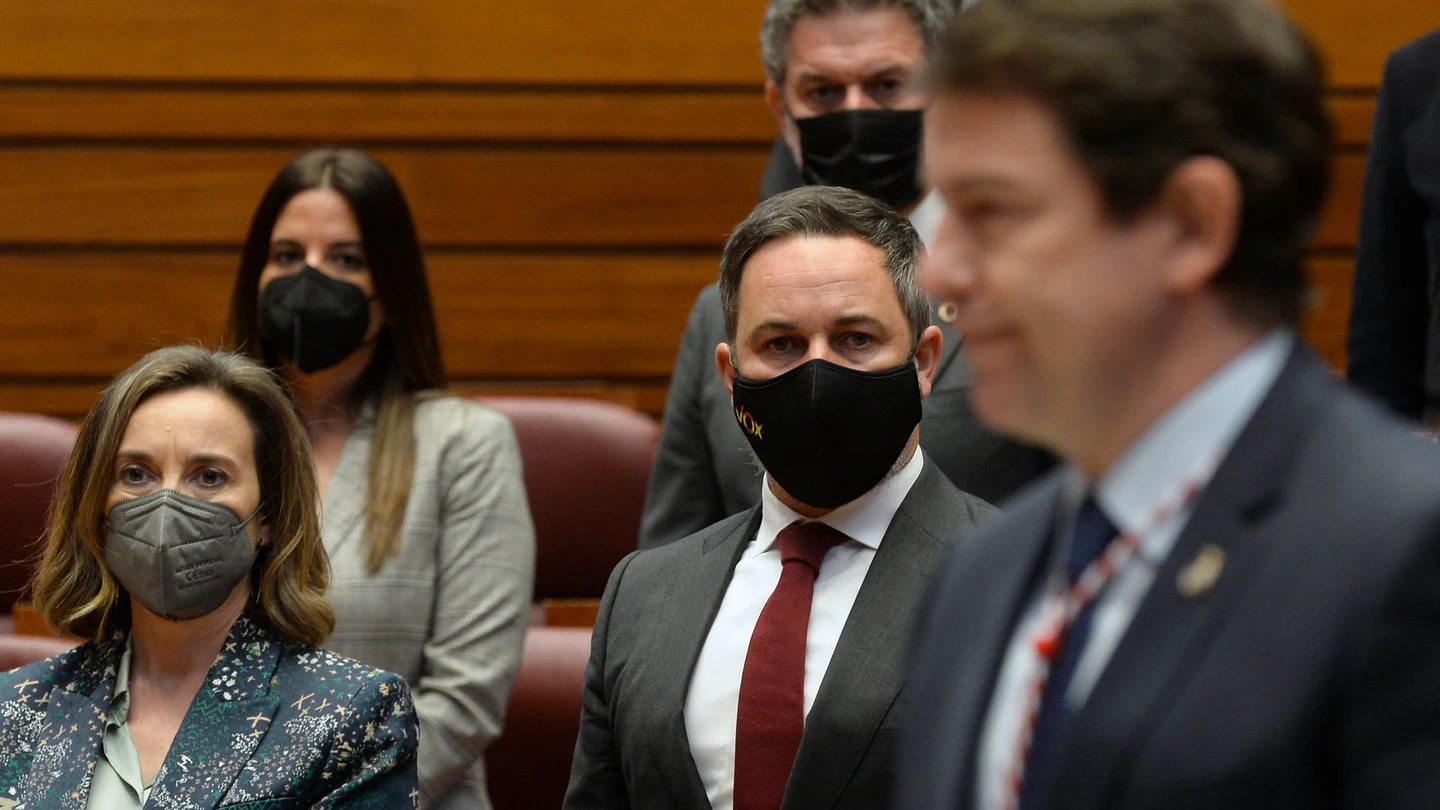 Alfonso Fernández Mañueco toma posesión ante la mirada de Santiago Abascal y Cuca Gamarra. Alfonso Fernández Mañueco toma posesión ante la mirada de Santiago Abascal y Cuca Gamarra.