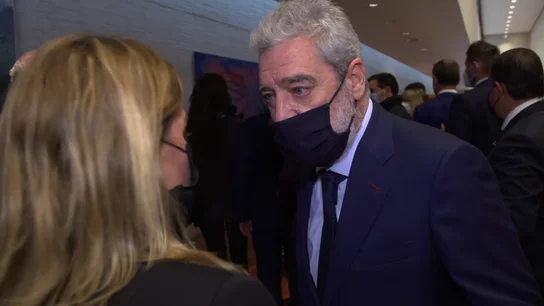 El empujón de Miguel Ángel Rodríguez a Andrea Ropero: "No puede tratar así a la prensa" El empujón de Miguel Ángel Rodríguez a Andrea Ropero: "No puede tratar así a la prensa"
