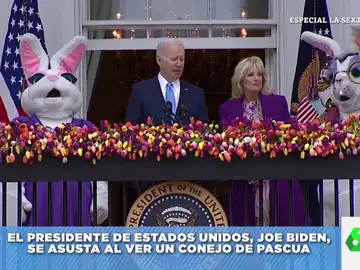 El tremendo susto de Joe Biden al cruzarse con un conejo de Pascua en una fiesta en la Casa Blanca