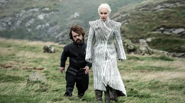 Tyrion, siguiendo a Daenerys, después de haber huido de su familia.