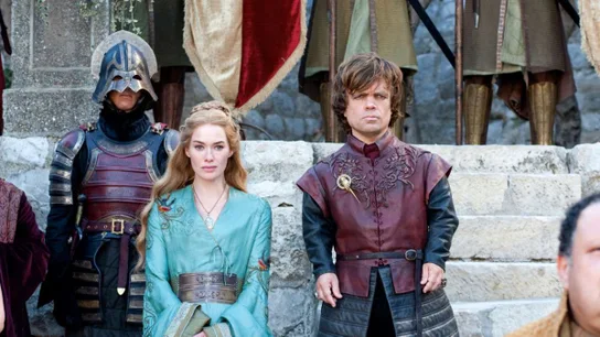 Tyrion, portando los colores de su familia, los Lannister. Tyrion, portando los colores de su familia, los Lannister.