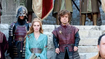 Tyrion, portando los colores de su familia, los Lannister.
