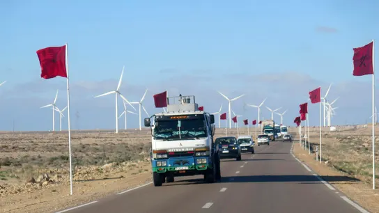 Varios camiones circulan por una carretera del Sáhara Occidental, en la zona de Tarfaya, en una fotografía de archivo. Varios camiones circulan por una carretera del Sáhara Occidental, en la zona de Tarfaya, en una fotografía de archivo.