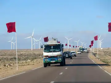 Varios camiones circulan por una carretera del Sáhara Occidental, en la zona de Tarfaya, en una fotografía de archivo.