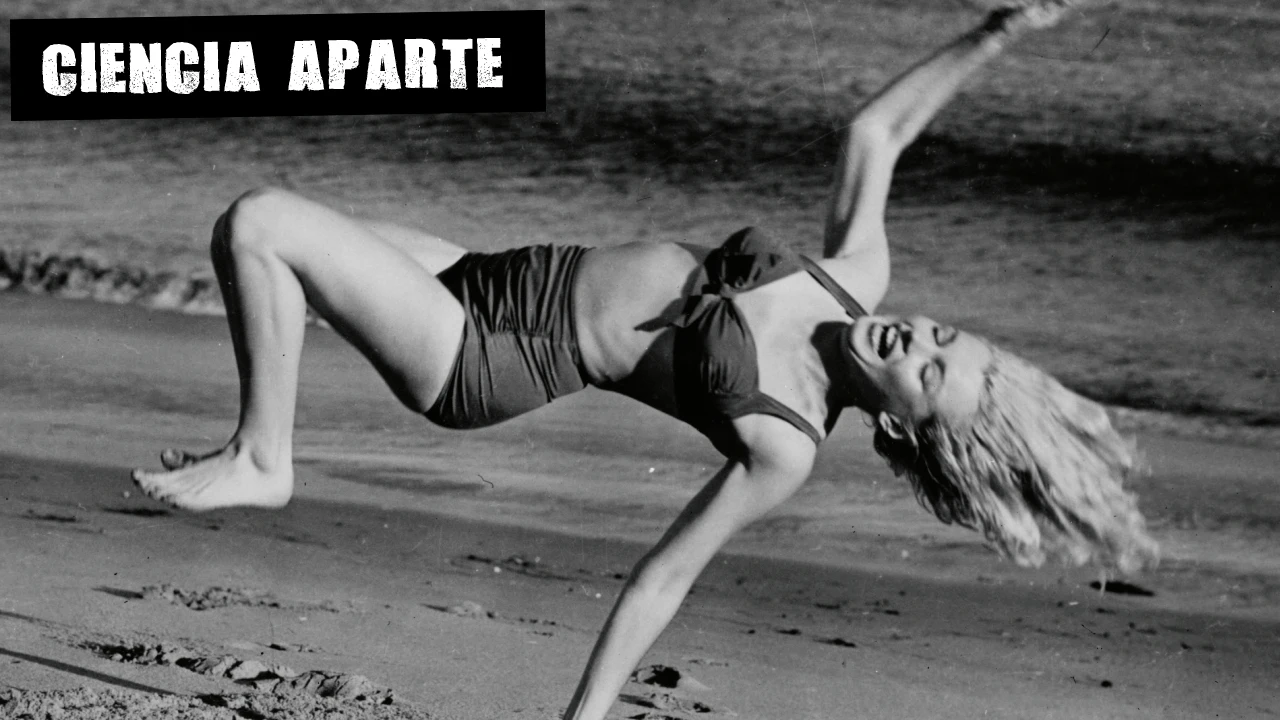 Marilyn Monroe, en la playa cerca de su casa de Hollywood 