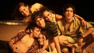 Tras la muerte de uno de los seis amigos, el resto seguirá unido por el secreto que 20 años después amenazará sus vidas ('Now & Then')