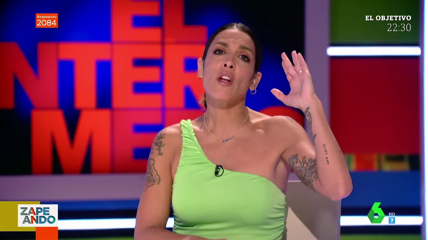 El consejo de Lorena Castell a los reporteros tras el empujón a Andrea Ropero: "Van a tener que llevar un árbitro" El consejo de Lorena Castell a los reporteros tras el empujón a Andrea Ropero: "Van a tener que llevar un árbitro"