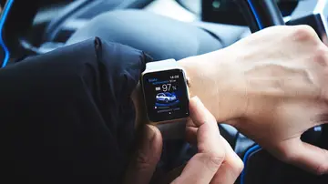 ¿La DGT te puede multar si usas tu reloj inteligente mientras conduces?
