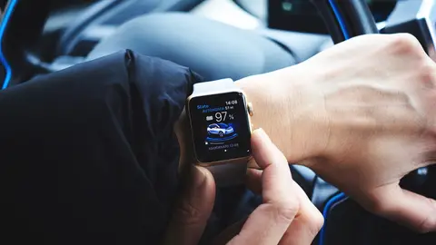 ¿La DGT te puede multar si usas tu reloj inteligente mientras conduces? Reloj inteligente